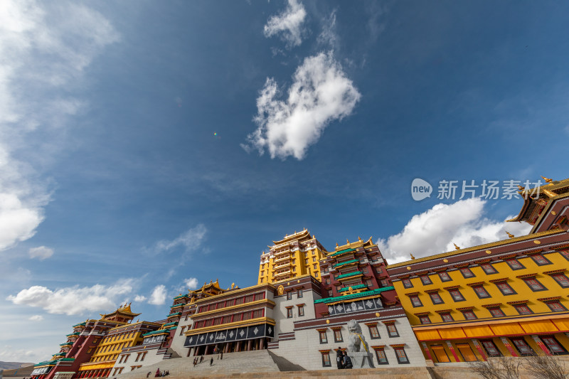 蓝天白云下的阿坝各莫寺寺院建筑