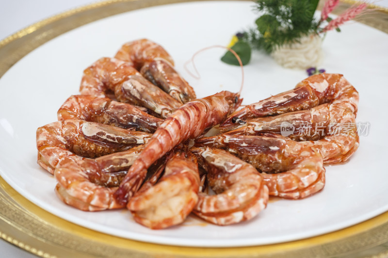 白色瓷盘装的油焖泰国黑虎虾