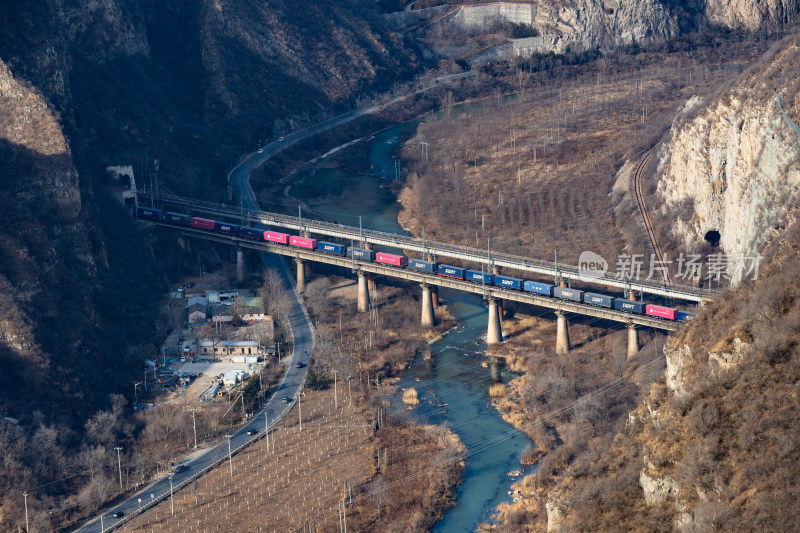 山间铁路桥的壮观景象