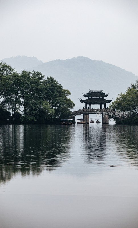 湖景中式建筑与山水风光