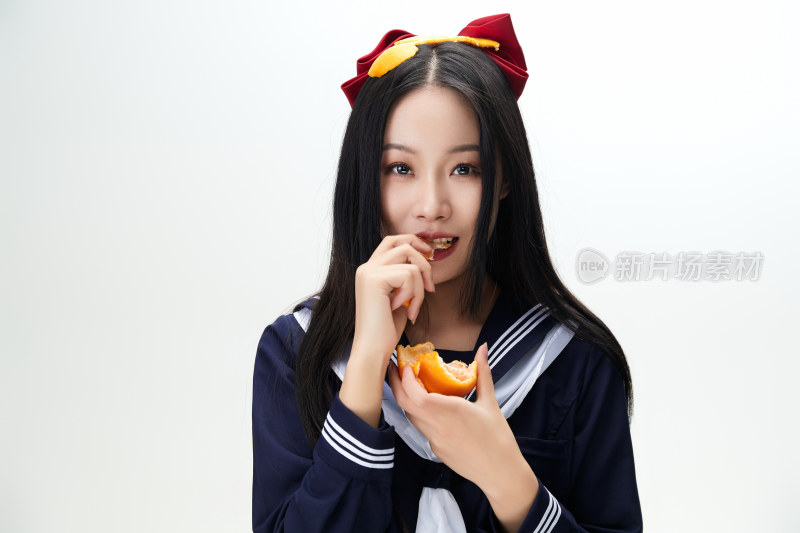 吃水果的亚洲东方长发少女