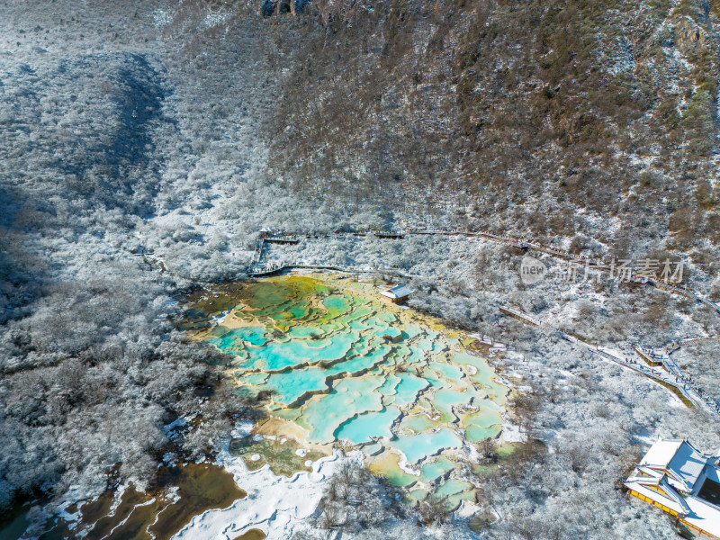 四川阿坝黄龙景区雪后五彩池航拍