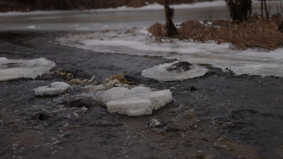 冬季雪地冰冻的河流