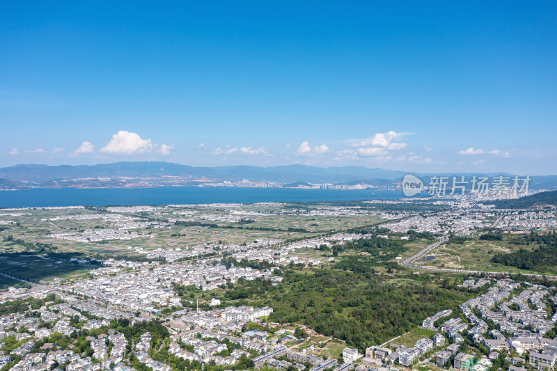 航拍中国云南大理洱海边风景