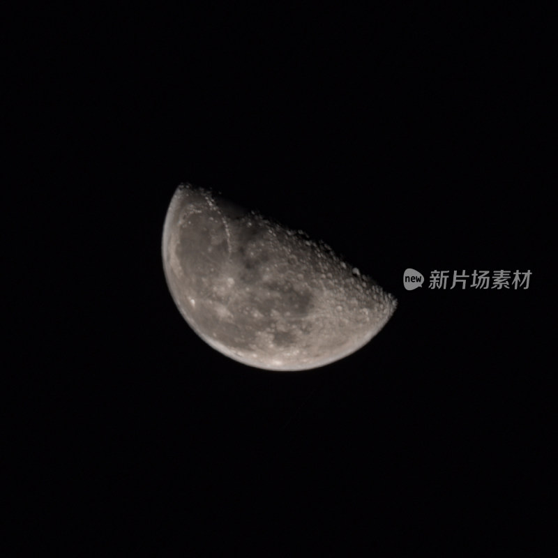 夜空中的半月特写