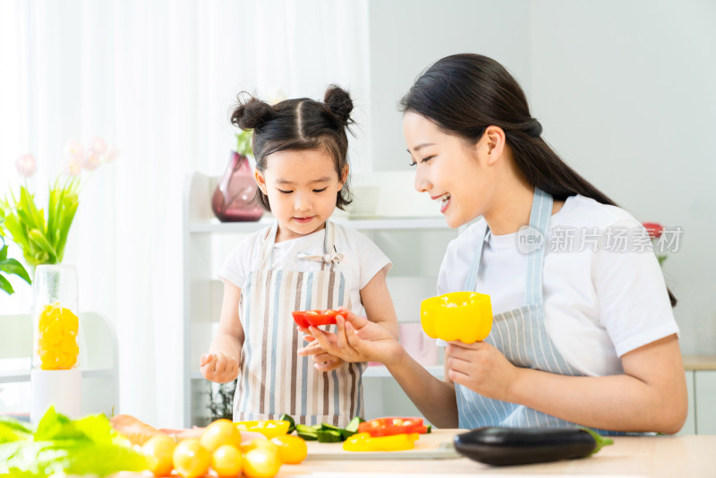 妈妈和女儿一起做饭