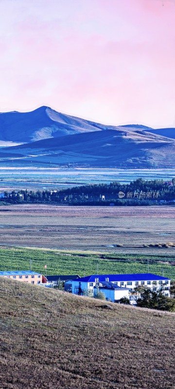 草原乡村与远山风景