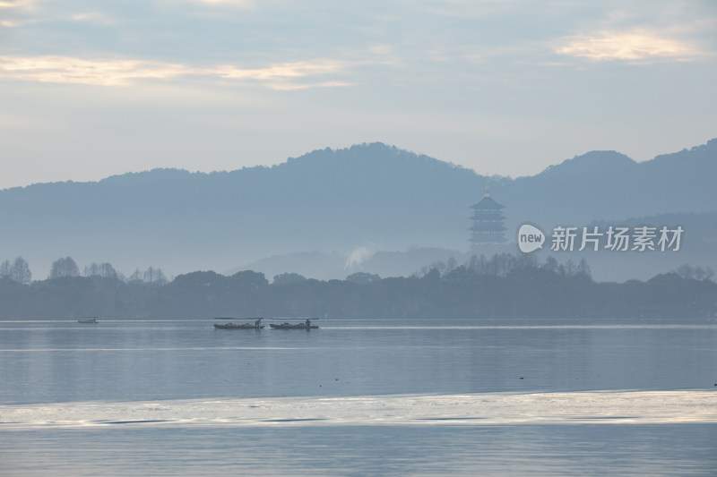 晨雾中的杭州西湖雷峰塔风光