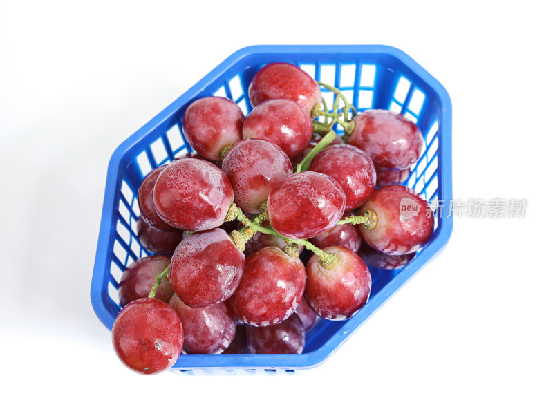 白色背景上，篮子上装着的夏日新鲜水果葡萄