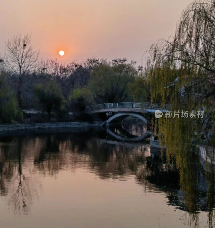 夕阳下的桥与河景