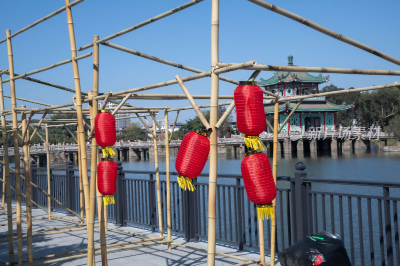 揭阳西湖旁竹架上悬挂的新年春节红灯笼