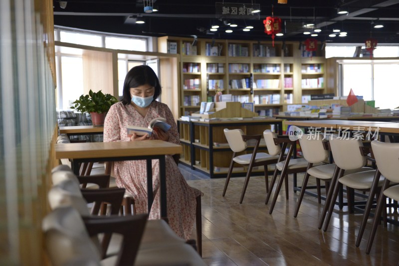 市民正在河北省滦平县一书店阅读图书