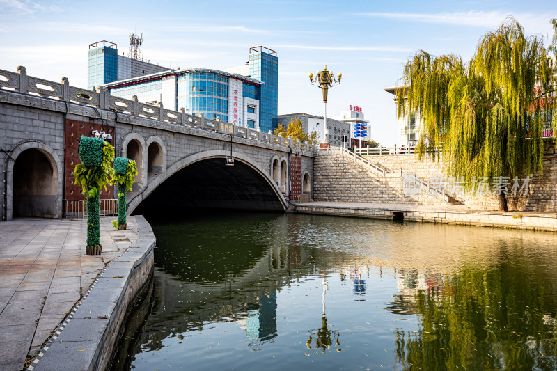 济宁老运河越河河道桥梁城市建筑倒影景观