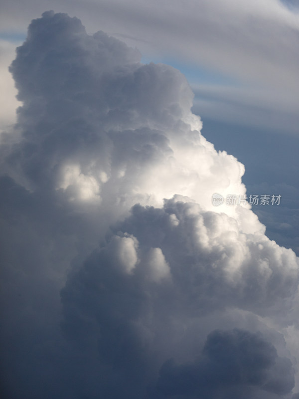 航拍视角下的蓝天和各种形状白色的云朵