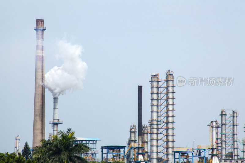 工业炼油厂设施全景