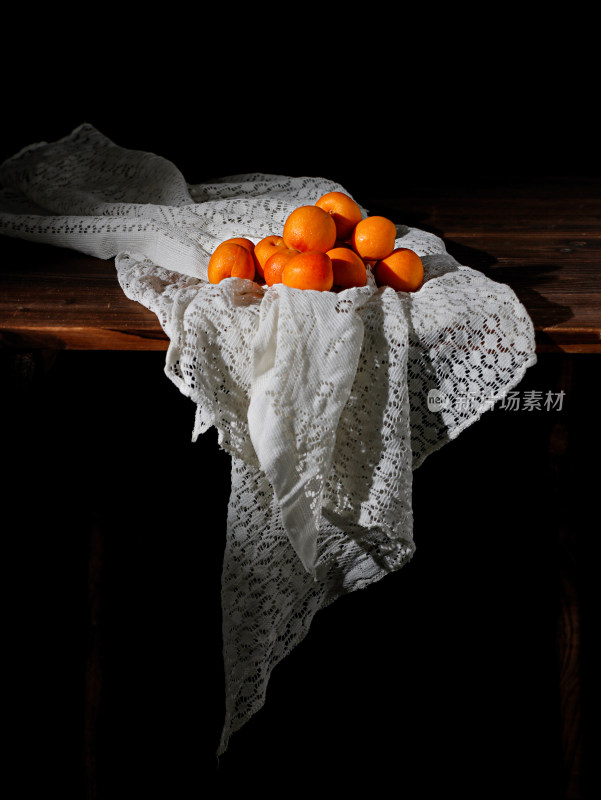 桌面上的一堆新鲜水果杏子