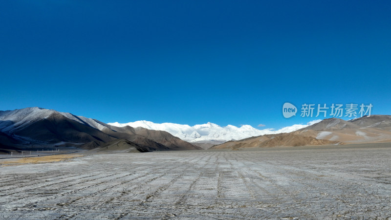 蓝天白云雪山高清摄影图