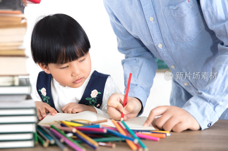 老师在给四岁女孩辅导