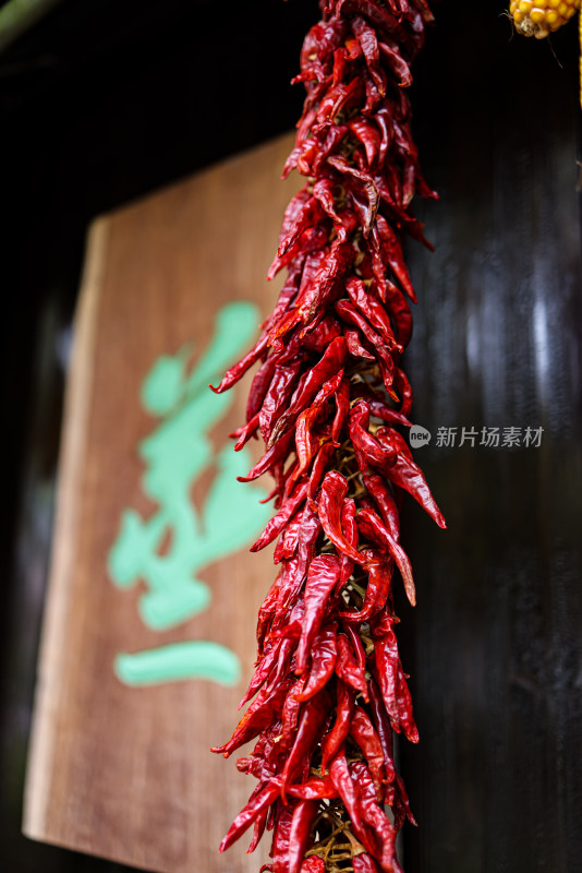 中国杭州永福寺悬挂的辣椒和玉米