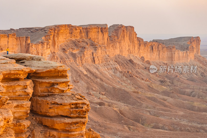 沙特阿拉伯世界之崖日落前的风景