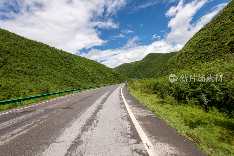 蓝天白云草原公路