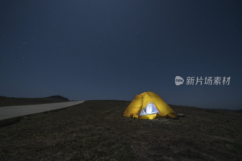 野外露营帐篷夜景星空下的独处时光