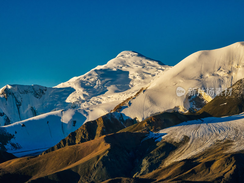 航拍阿尼玛卿雪山