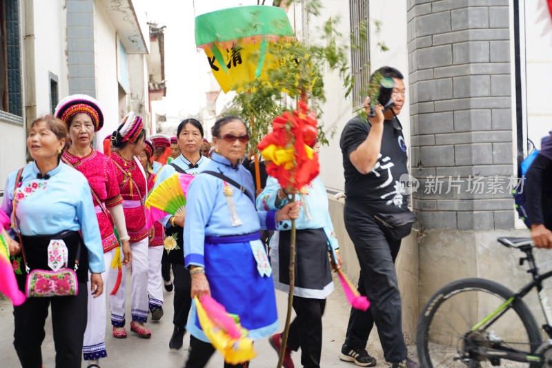 大理白族端午节身着民族服饰人们