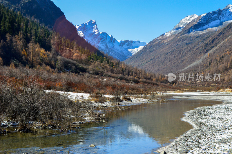 玛嘉沟雪山山谷