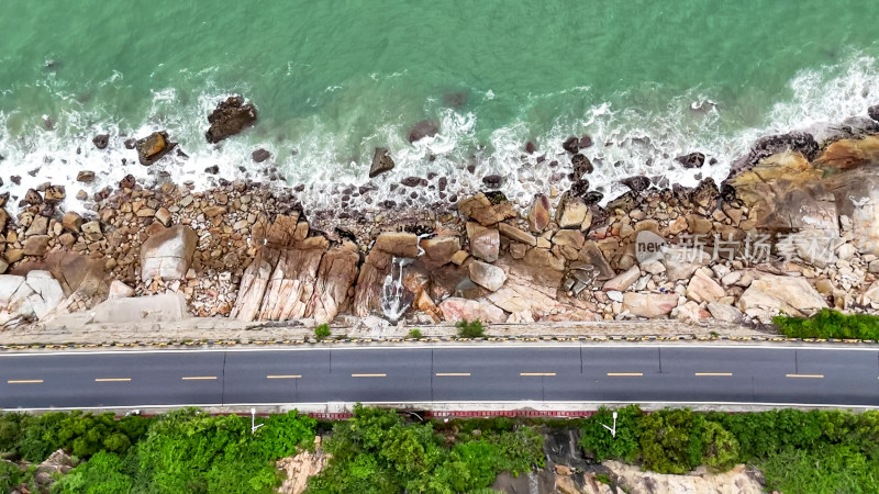 航拍海边唯美公路大海海洋礁石海浪