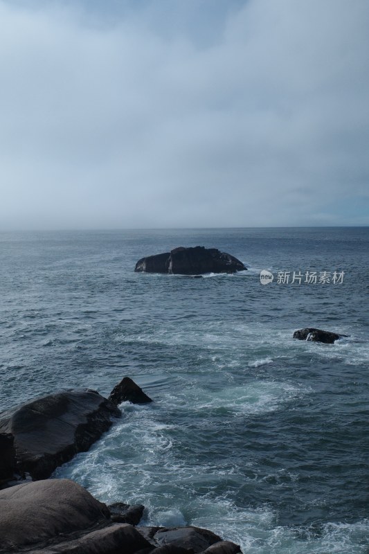 海边岩石上眺望远处大海云雾景观