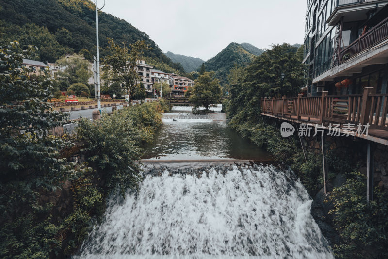 山谷之间江南水乡美景