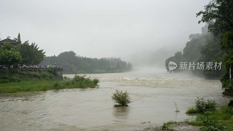 成都都江堰景区雨季的风景及游客