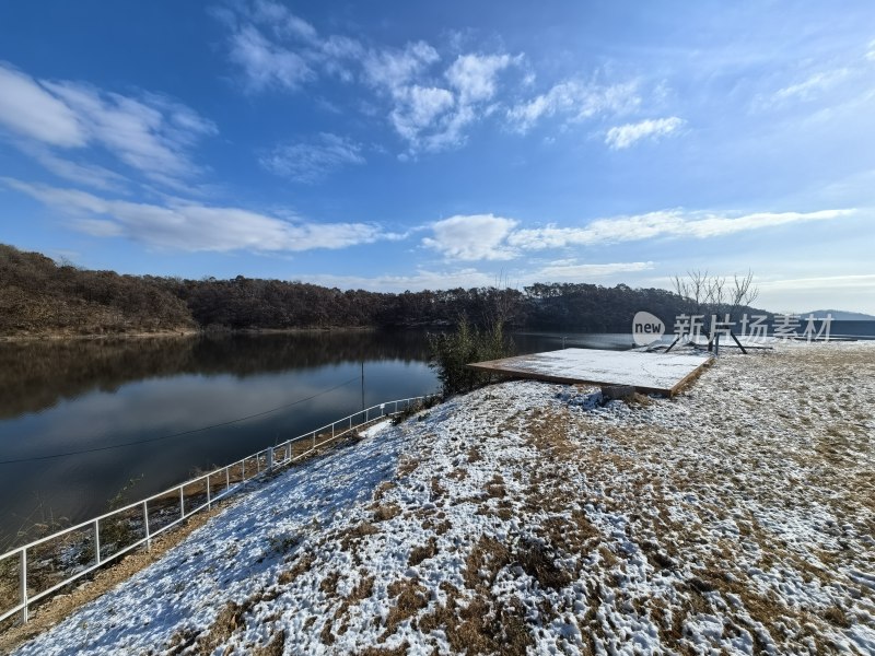 山东文登天福山水库山水露营地雪景