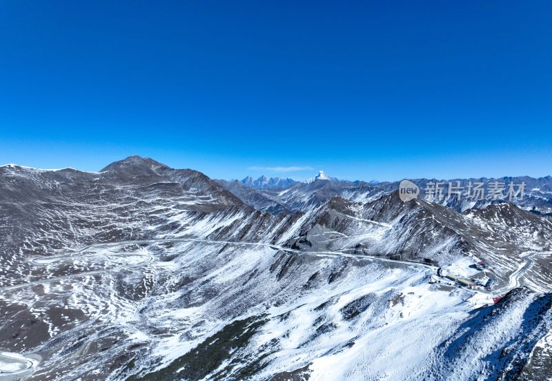 壮观的雪山全景，银白世界尽显自然之美