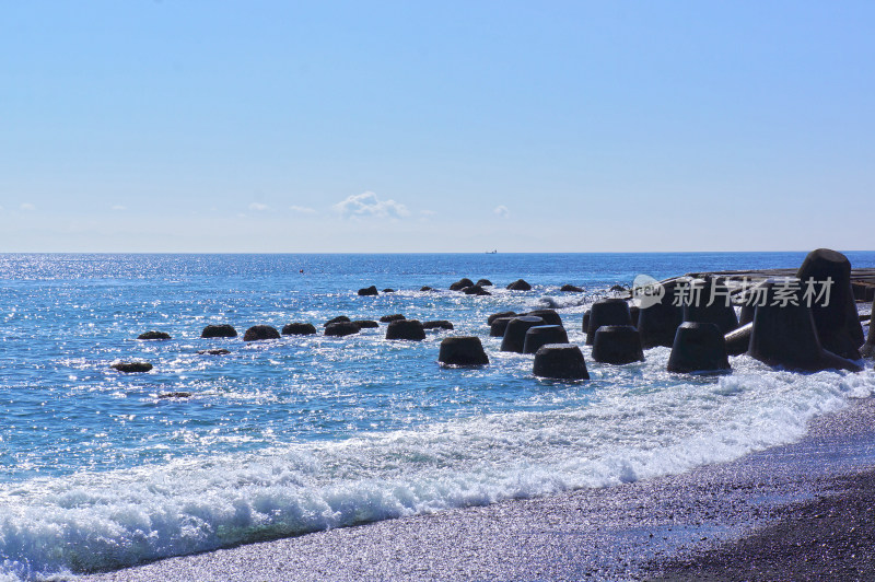 海浪和礁石