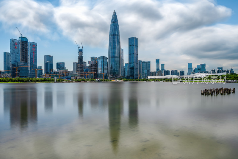 深圳现代化城市建筑群与湖泊景观