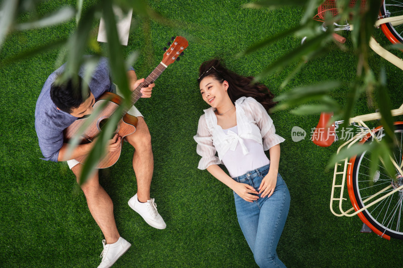 青年伴侣在草地上享受快乐时光