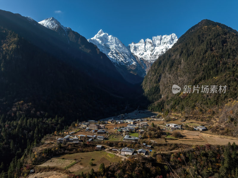 云南香格里拉雨崩村梅里雪山秋色高空航拍