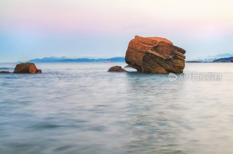 山东青岛太平角公园，夕阳中海上的巨石