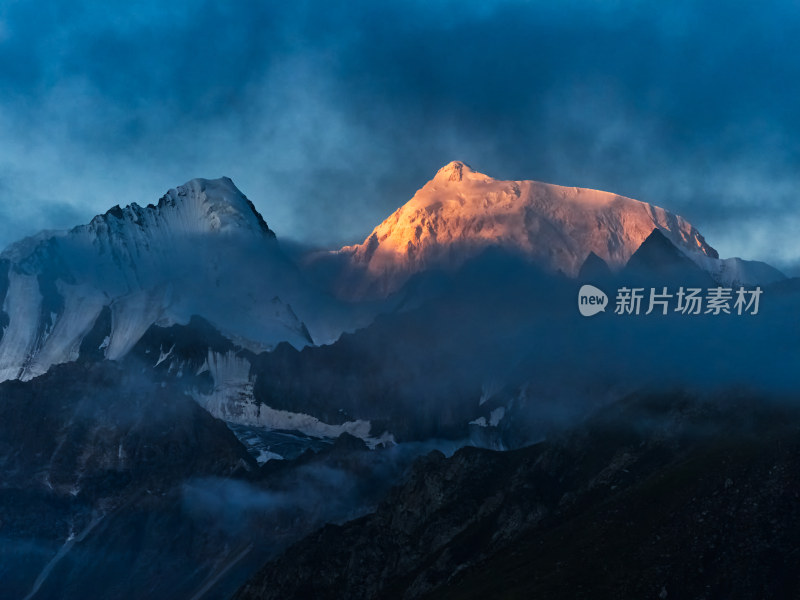 绝美的日照金山