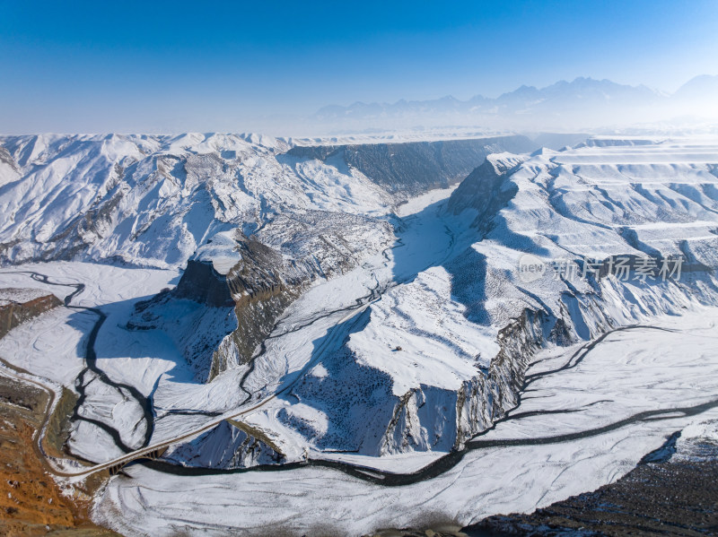 航拍新疆冬季安集海大峡谷雪景雪山山脉河流