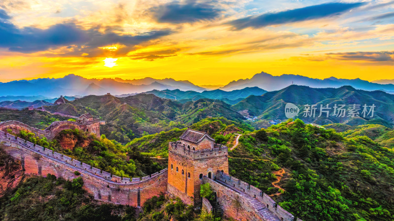 夕阳下的长城壮美景观