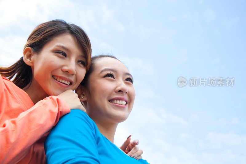 年轻女人在郊外