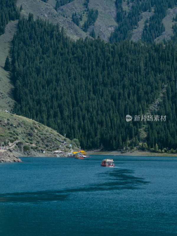 新疆天山天池夏季雪山湖面