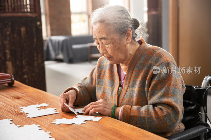 老年人玩拼图游戏