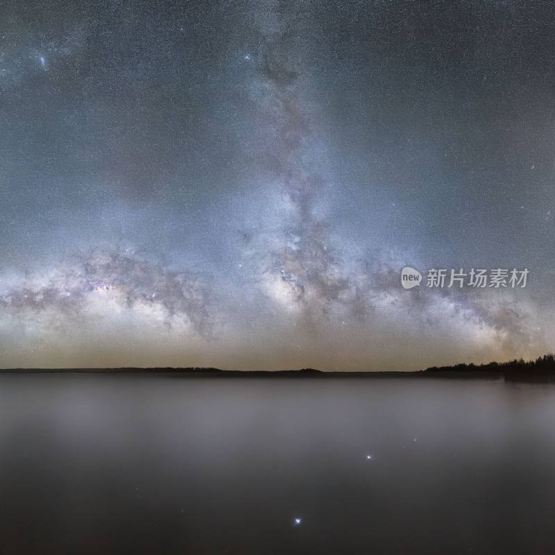星海之境：湖面倒映银河的壮阔夜空