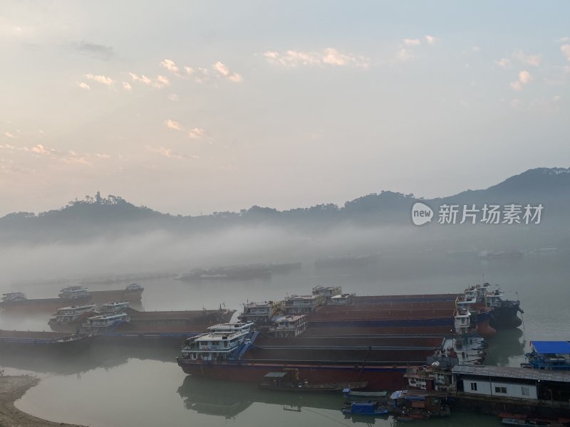 广西梧州西江江面上的船只