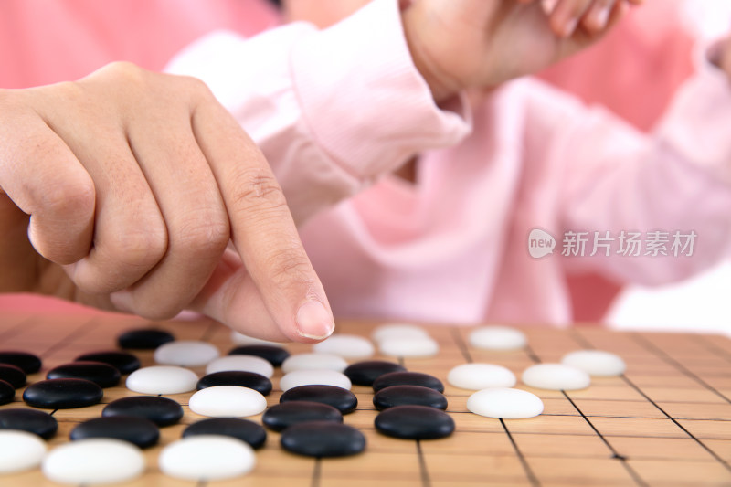 年轻妈妈教孩子下围棋