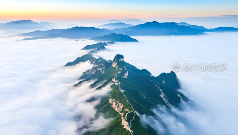 云雾缭绕的壮丽华山山景